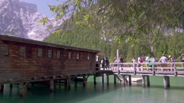 Auf Der Fußgängerbrücke Zum Bootshaus Des Pragser Sees Den Italienischen — Stockvideo