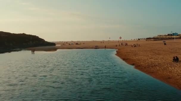 Voando Sobre Águas Rio Turquesa Praia Areia Repleta Pessoas Foz — Vídeo de Stock