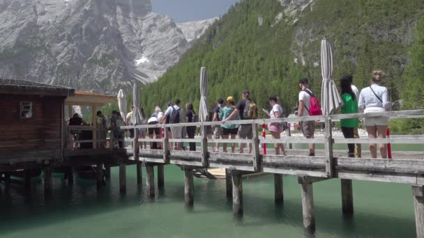 Mensen Rij Voetgangersbrug Bij Het Boothuis Aan Het Meer Braies — Stockvideo