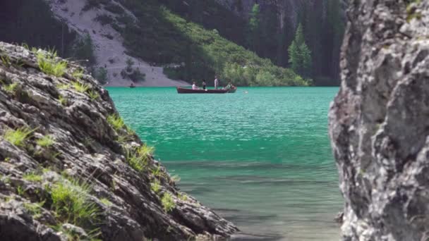 ボートを使って湖で一日を楽しむだけでなく 湖の周りをハイキングする人々 おそらく観光客 — ストック動画