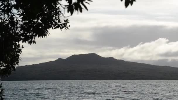 Majestátní Sopka Obzoru Vyhlížející Zpoza Listí Pobřežního Stromu Vyrovnaný Výstřel — Stock video