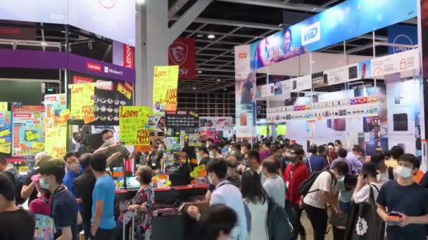 Scharen Chinesischer Einzelhandelstechnikeinkäufer Und Besucher Stöbern Und Kaufen Seinem Stand — Stockvideo