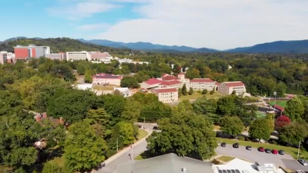 位于北卡罗来纳州Asheville的传教医院和Asheville高中的4K Drone视频 — 图库视频影像