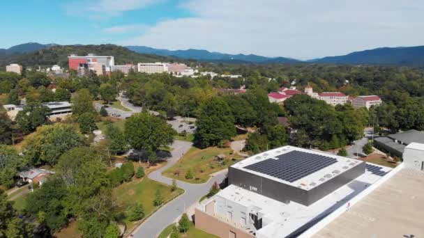 位于北卡罗来纳州Asheville的传教医院和Asheville高中的4K Drone视频 阳光夏日 — 图库视频影像