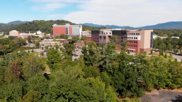 Vídeo Drone Missão Hospital Asheville Dia Ensolarado Verão — Vídeo de Stock