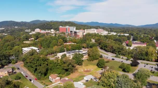 Drone Video Dolly Shot Mission Hospital Asheville Slunečný Letní Den — Stock video