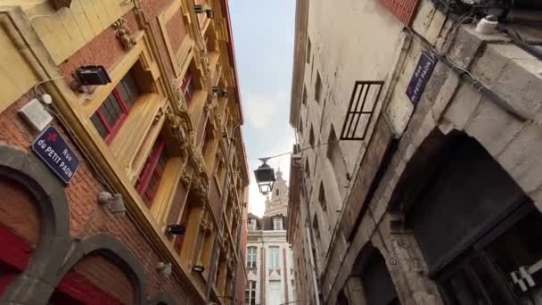Opzoeken Tussen Franse Gebouwen Aan Rue Petit Paon Lille Frankrijk — Stockvideo