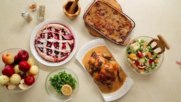 Şükran Günü Noel Yemeği Masası Kızarmış Tavuk Turtadan Oluşur — Stok video