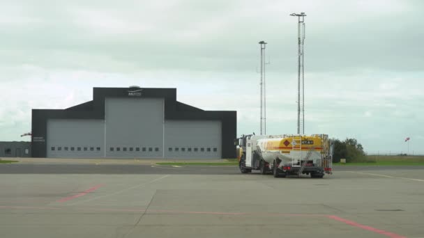 デンマークの飛行機を給油した後 アルボ空港のランプで航空シェル燃料タンクトラックの運転 ワイド — ストック動画