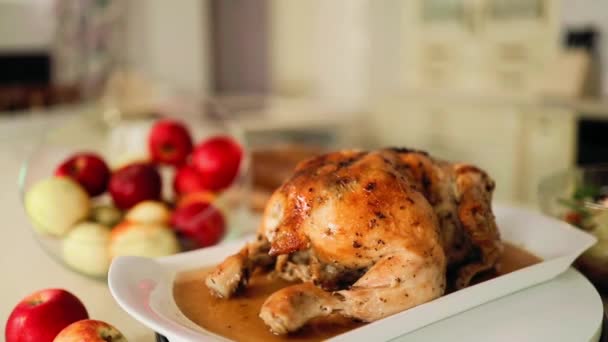 美味的烤全鸡 作为感恩节大餐 — 图库视频影像