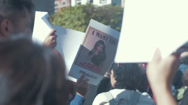 Protestujący Posiadający Znaki Upamiętniające Mahsę Amini Zabitego Przez Uciskający Reżim — Wideo stockowe