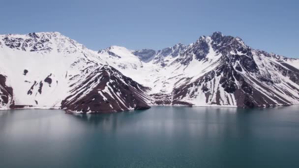 Montaña Cubierta Nieve Con Presa Yeso Primer Plano Chile Antena — Vídeos de Stock