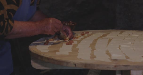 Személy Aki Hagyományos Grúz Khinkali Gombócokat Készít Hússal Megtöltve Közelről — Stock videók