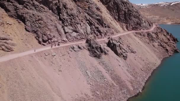 Люди Идут Тропе Плотине Эль Йесо Андах Сантьяго Чили Aerial — стоковое видео