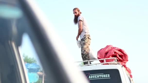 Video Man Standing Roof White Vehicle Throwing Sack Grain Supplies — Vídeos de Stock