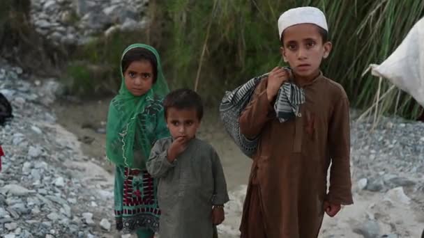 Grupo Crianças Jovens Com Câmera Campo Socorro Inundações Baluchistão Movimento — Vídeo de Stock