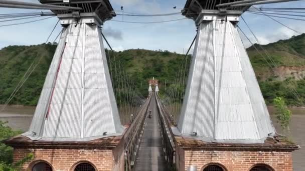 连接哥伦比亚Santa Antioquia和Olaya市的著名桥梁Puente Occidente的空中景观 — 图库视频影像