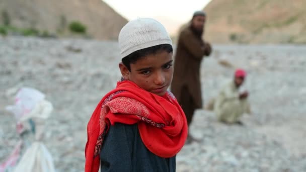 Видео Маленького Мальчика Такией Голове Смотрящего Прямо Камеру Белуджистане — стоковое видео
