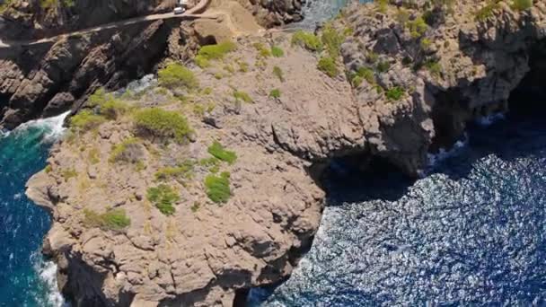 Ujawnienie Strzału Drona Szorstkiej Zatoki Klifowej Kotwicą Jachtów Górami Zapleczu — Wideo stockowe