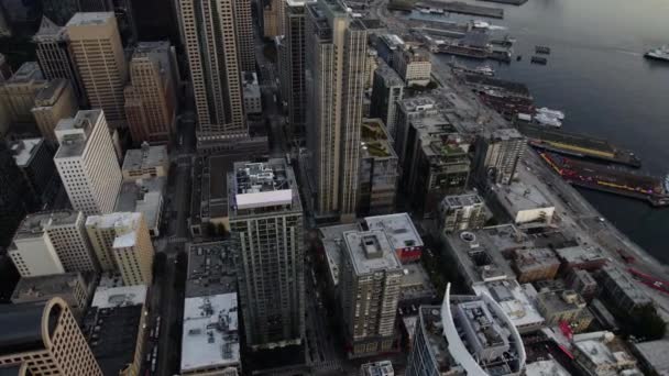 シアトルのダウンタウンの海辺の高層ビルを見下ろす空中ビュー ドローンショット — ストック動画