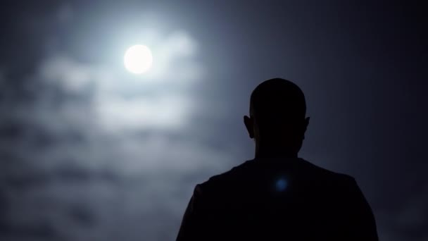 Silhouette Uomo Che Guarda Luna Piena — Video Stock