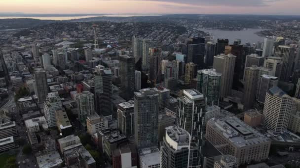 Flygfoto Med Utsikt Över Belltown Disctrict Seattle Gryningen Usa Cirkling — Stockvideo