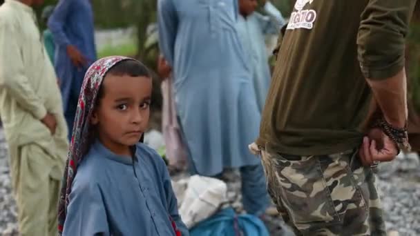 Niño Paquistaní Joven Mirando Cámara Unidad Inundación Parte Remota Baluchistán — Vídeo de stock