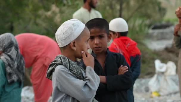 Young Muslim Boys Standing Flood Relief Camp Balochistan Waiting Slow — Vídeo de stock