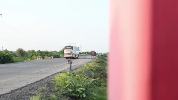 晴れた日にパキスタンのバルーチスタンの高速道路を走行している多数のトラックのショットを明らかにする — ストック動画