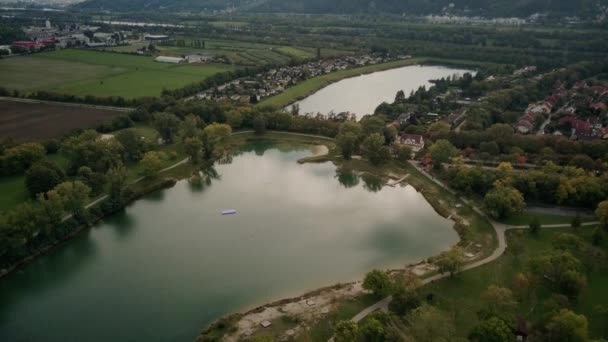 ローワー オーストリアの湖からのドローン映像 Seeschlhat — ストック動画