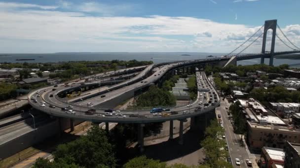 New York Limanı Nın Brooklyn Tarafındaki Verrazano Köprüsü Nün Eğimli — Stok video
