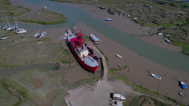 Aerial View Lightship Stuck Mud Low Tide Sunny Tollesbury Circling — Vídeo de stock