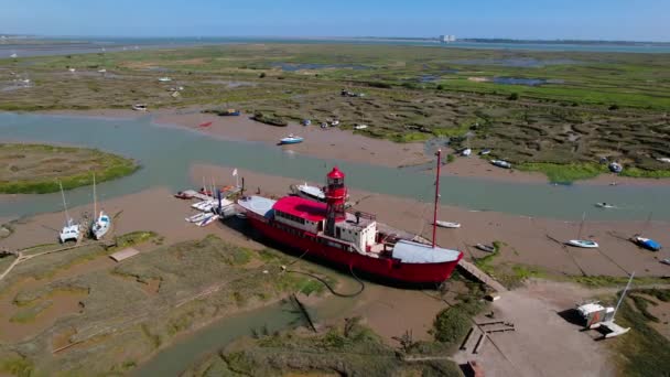 変換光船トリニティ Lv15 のフェローシップのアフロート慈善信託泥バースとトールズベリーの小さな船に囲まれて エセックス イングランド — ストック動画