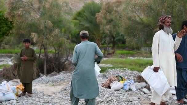 Homem Paquistanês Visto Carregando Lona Branca Sob Braço Durante Inundação — Vídeo de Stock