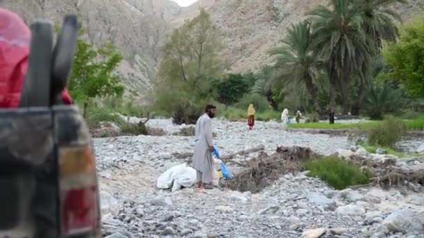 Father Waiting Aid White Tarp Balochistan Flood Drive Slow Motion — Stock Video
