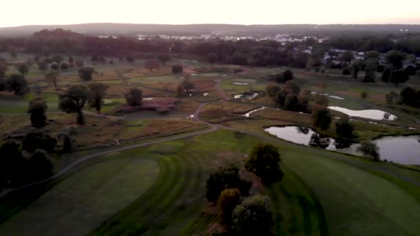 Drone Yli Sumuinen Golfkenttä — kuvapankkivideo