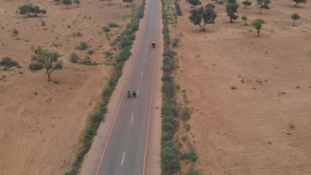 Drone Maakt Een Luchtfoto Van Twee Motorrijders Die Hun Fiets — Stockvideo