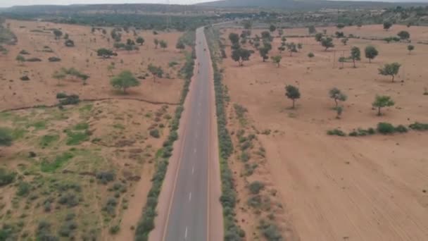 Drohne Nimmt Senkrecht Nach Oben Aufnahme Der Autobahn Von Tharparkar — Stockvideo