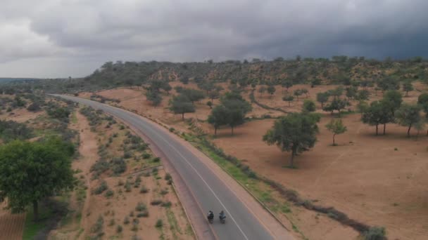 Drohne Erfasst Zwei Biker Die Sich Auf Der Abgelegenen Autobahn — Stockvideo