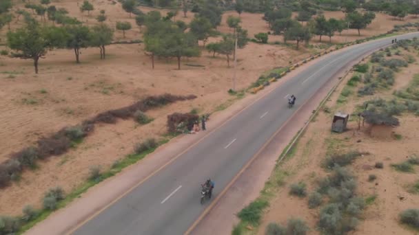 Letecké Sledování Záběr Dvou Motocyklů Dálnici Přes Tharparkar Sindh — Stock video