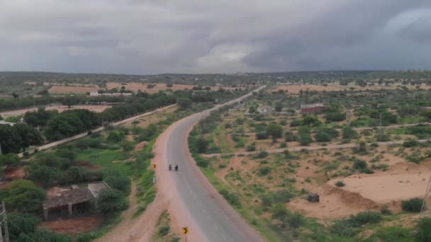 Dron Pořizuje Letecké Snímky Dvou Motorkářů Kteří Řídí Své Kolo — Stock video