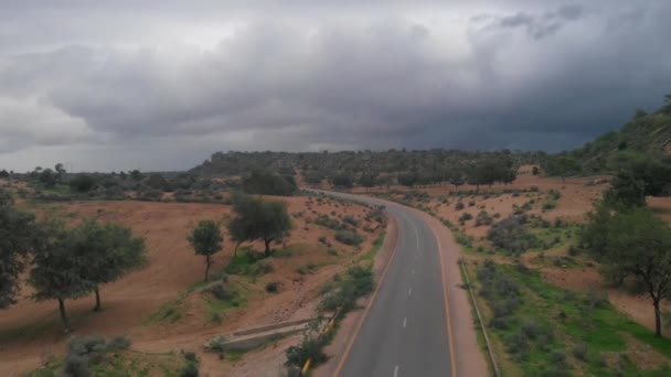 Mit Bewölkten Launischen Wolken Über Dem Remote Road Highway Durch — Stockvideo