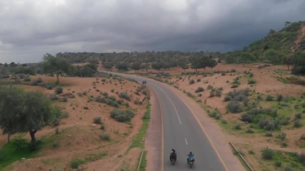Drohne Macht Luftaufnahme Von Der Autobahn Tharparkar Sindh Zwei Biker — Stockvideo