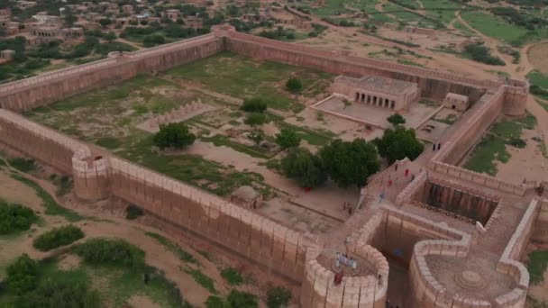 Drone Déplace Recule Capturer Ensemble Fort Umarkot Situé Umerkot Sindh — Video