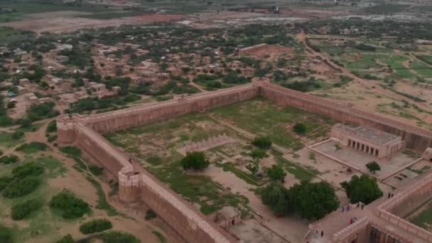 ドローンは垂直降下して Umarkot Fortを占領します Umerkot Sindh その周辺の町にあります — ストック動画