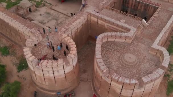 Drone Move Achterwaarts Neemt Een Groothoekfoto Van Het Umerkot Fort — Stockvideo
