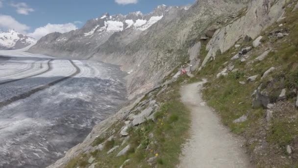 スイスアルプスのAletsch氷河の過去の山道を歩くと 映画的な確立ショット — ストック動画