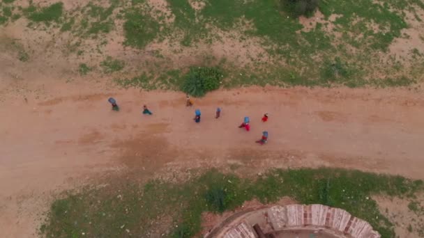 Aerial Birds Eye View Locals Walking Dirt Path Accanto Umarkot — Video Stock