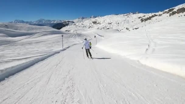 Mały Chłopiec Jedzie Nartach Stoku Nim Kobieta Jest Slalomem Dół — Wideo stockowe