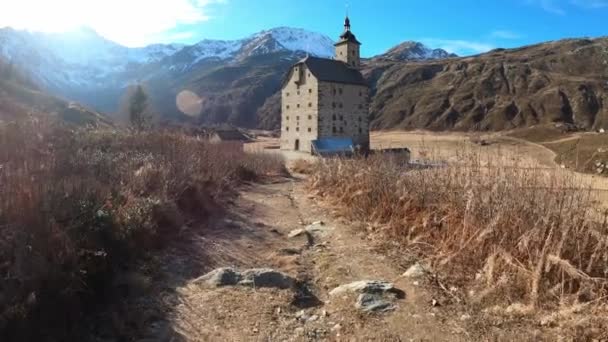 Caminando Hacia Edificio Altes Spittel Los Alpes Suizos Paisaje Cinematográfico — Vídeos de Stock